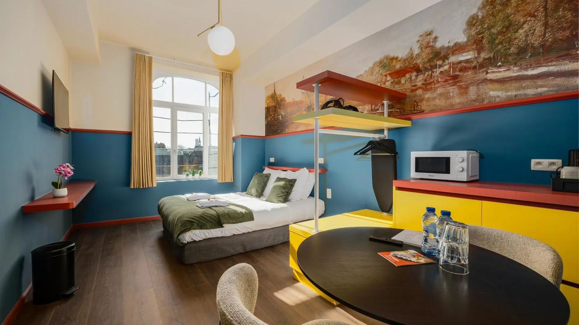 The Queen'S Twelve By Romy&Travis Bruges Belgium