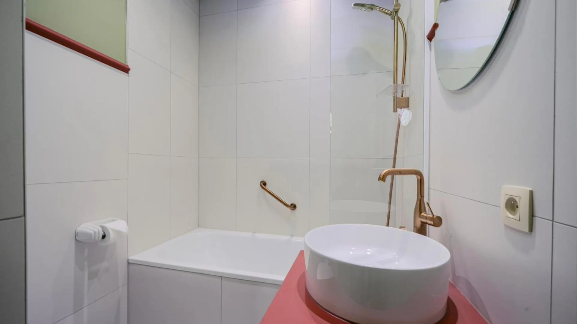 The Queen'S Twelve By Romy&Travis Brugia Hotel apartamentowy