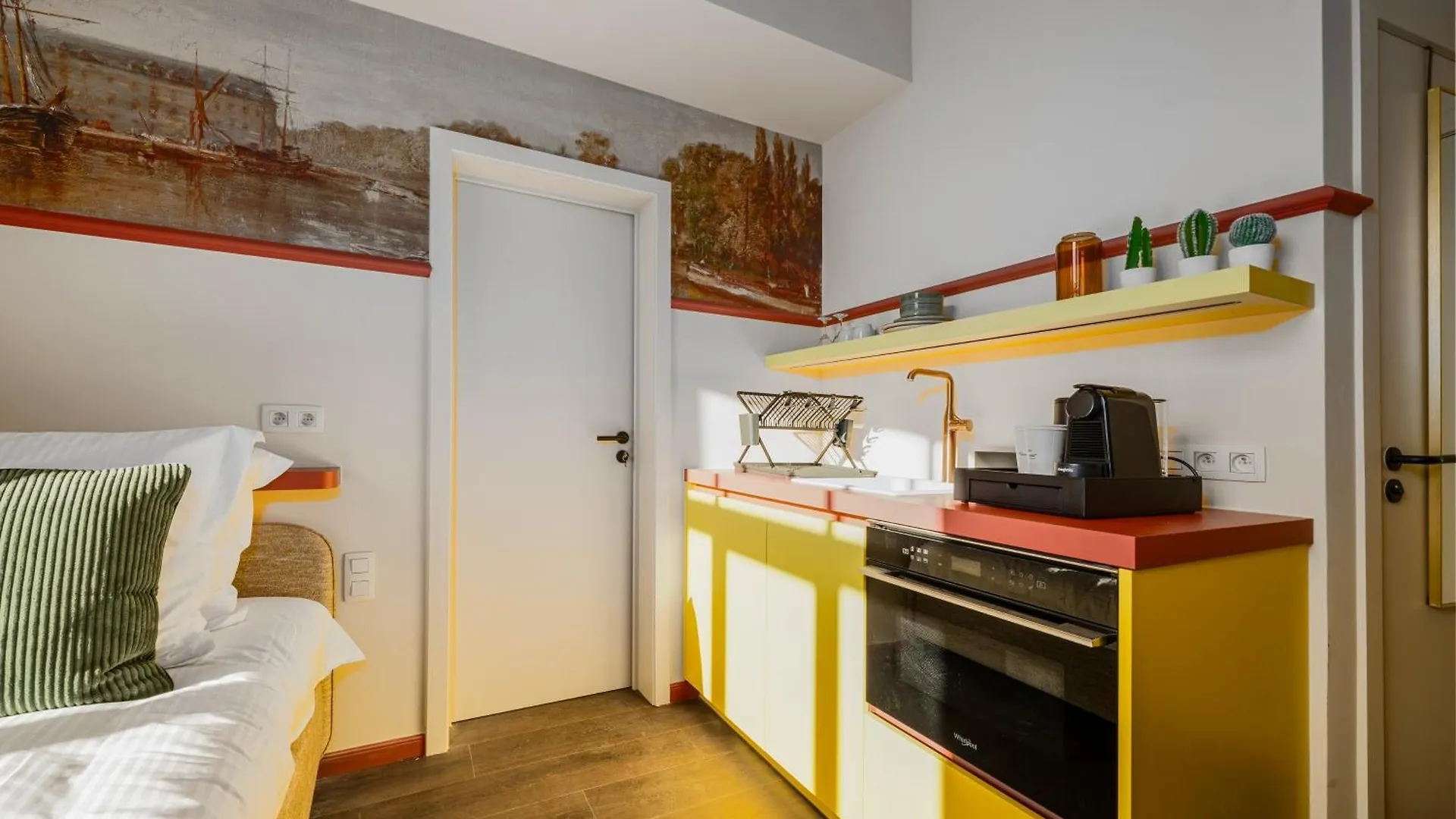 Aparthotel The Queen'S Twelve By Romy&Travis Brugge