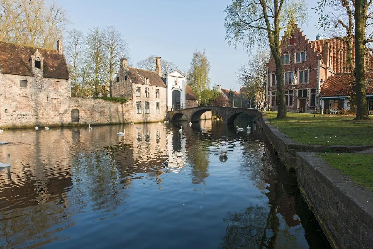 The Queen'S Twelve By Romy&Travis Bruges Aparthotel
