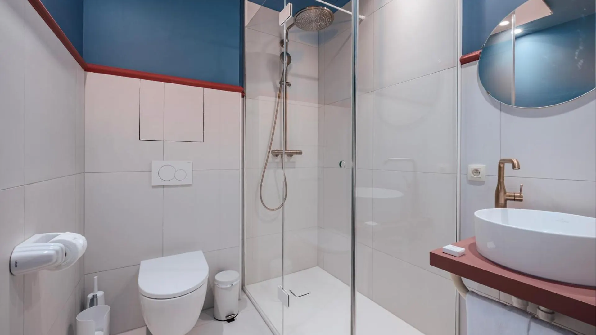 The Queen'S Twelve By Romy&Travis Bruges Aparthotel