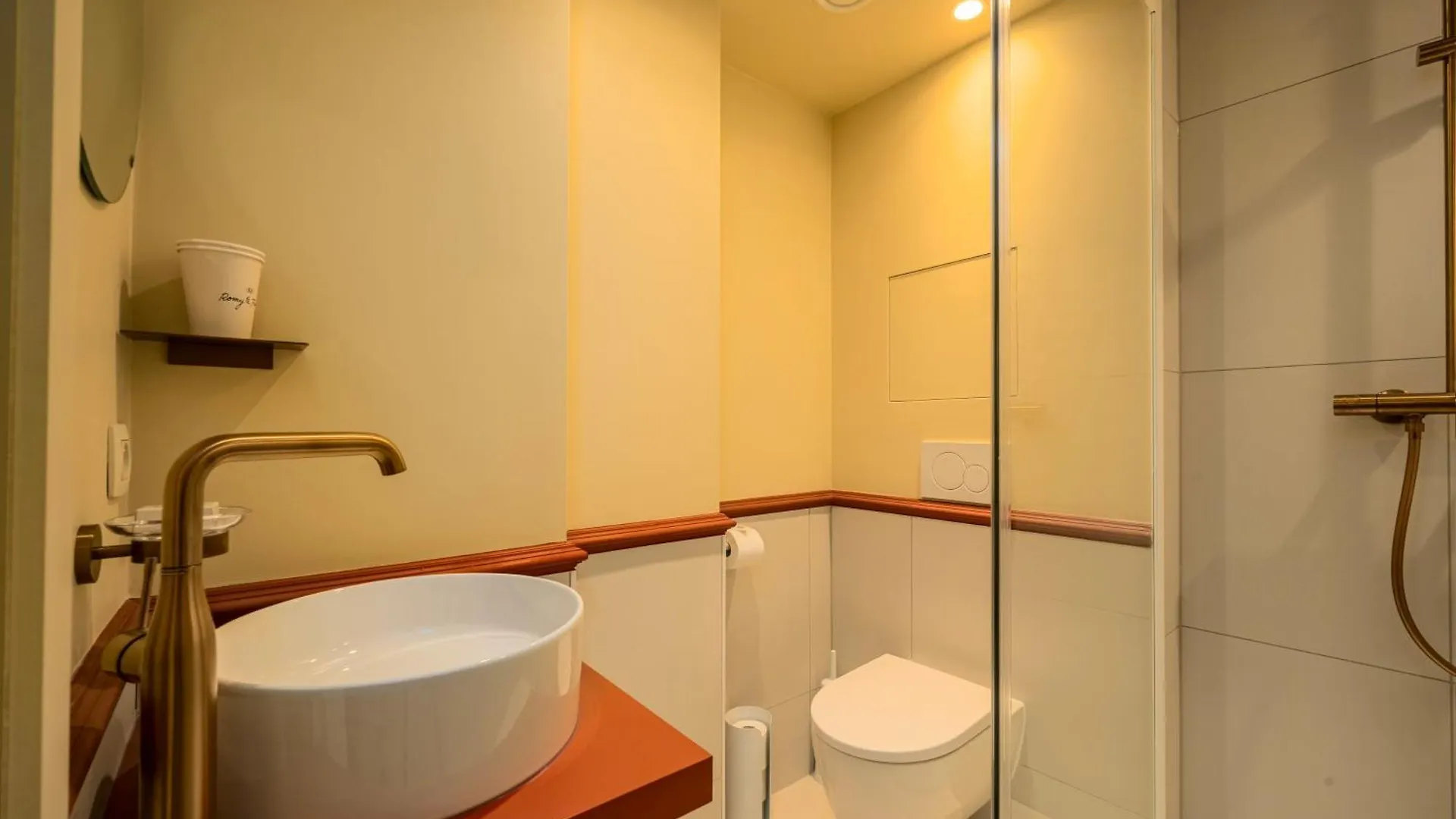 The Queen'S Twelve By Romy&Travis Bruges Aparthotel