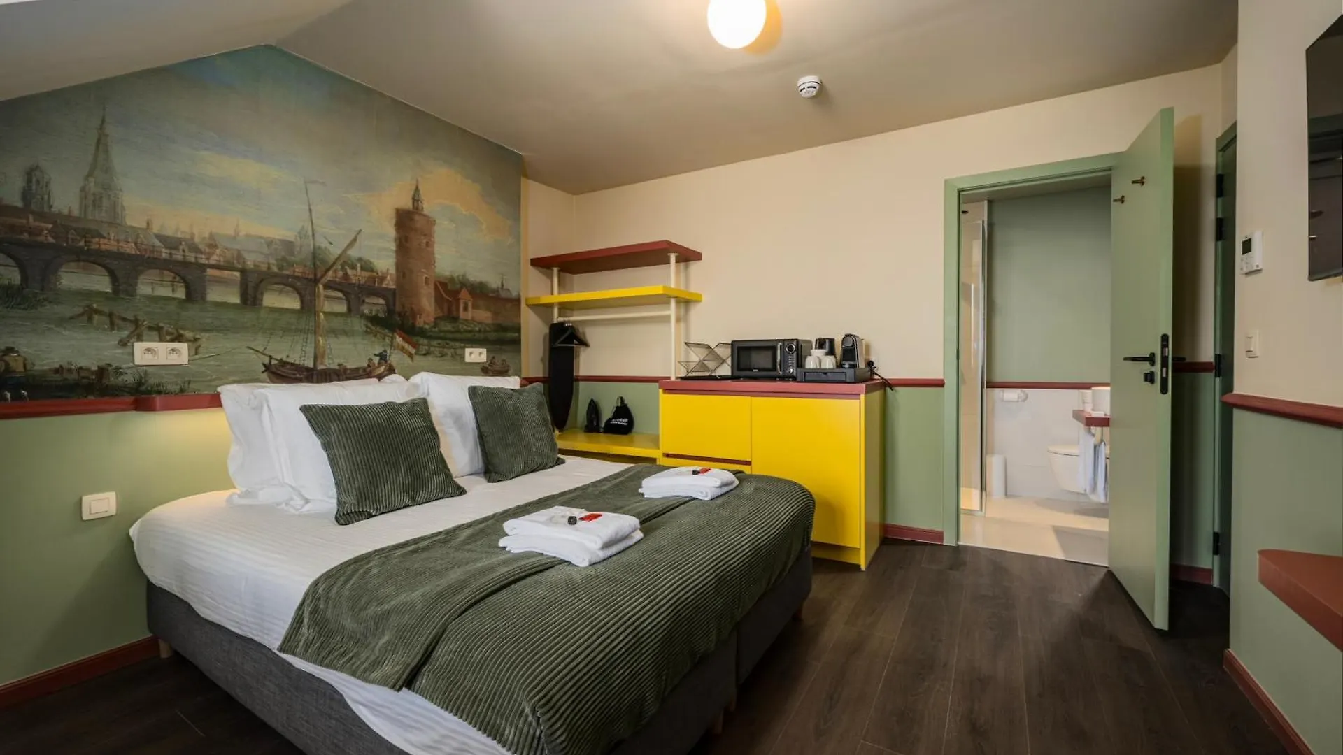 The Queen'S Twelve By Romy&Travis Bruges Belgium