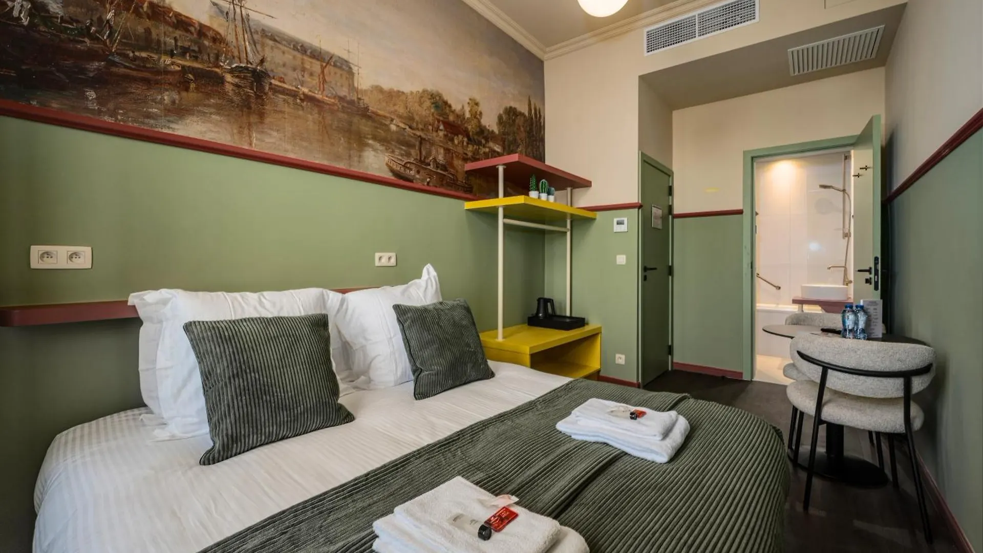 The Queen'S Twelve By Romy&Travis Bruges Aparthotel